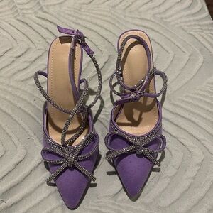 Size 5 purple bow Heels